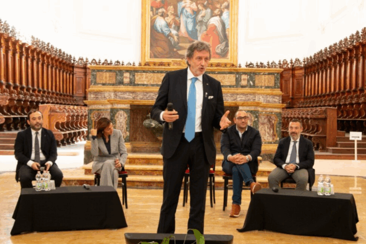 Momento del confronto istituzionale all’Abbazia di Santo Spirito al Morrone, durante la giornata di lavori promossa da Ersi Abruzzo sul futuro del servizio idrico integrato