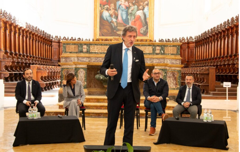 Momento del confronto istituzionale all’Abbazia di Santo Spirito al Morrone, durante la giornata di lavori promossa da Ersi Abruzzo sul futuro del servizio idrico integrato