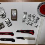 La droga e il materiale sequestrato dai Carabinieri del Nucleo Operativo e Radiomobile di Avezzano: un panetto di hashish, dosi già pronte, bilancini e utensili per il confezionamento.