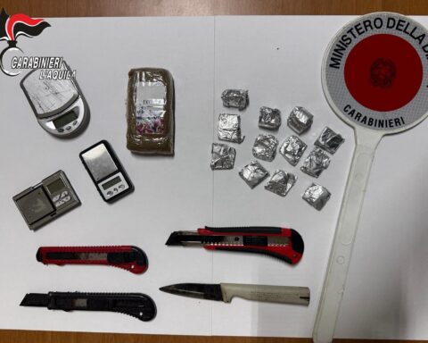 La droga e il materiale sequestrato dai Carabinieri del Nucleo Operativo e Radiomobile di Avezzano: un panetto di hashish, dosi già pronte, bilancini e utensili per il confezionamento.