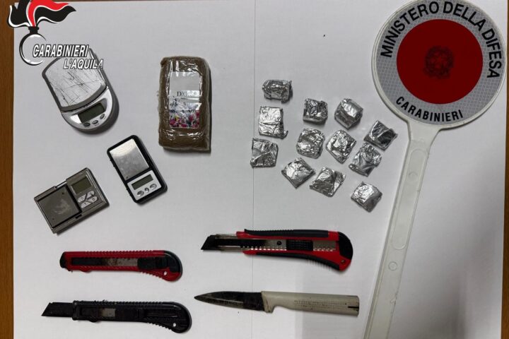 La droga e il materiale sequestrato dai Carabinieri del Nucleo Operativo e Radiomobile di Avezzano: un panetto di hashish, dosi già pronte, bilancini e utensili per il confezionamento.