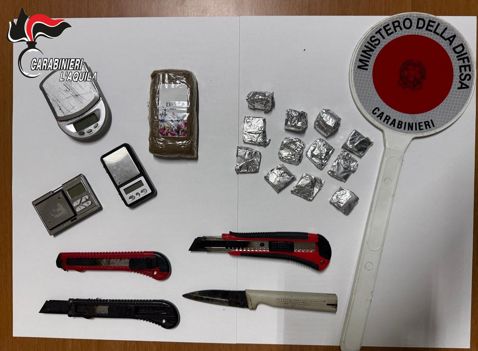 La droga e il materiale sequestrato dai Carabinieri del Nucleo Operativo e Radiomobile di Avezzano: un panetto di hashish, dosi già pronte, bilancini e utensili per il confezionamento.
