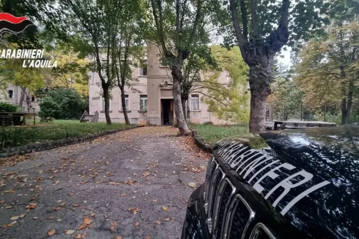 Controllo dei Carabinieri nell’area dell’ex ospedale psichiatrico di Collemaggio, a L’Aquila. L’operazione ha portato all’arresto di padre e figlio per droga