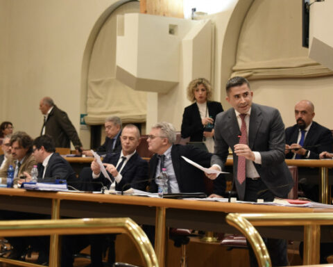 I consiglieri regionali del Partito democratico durante una seduta del Consiglio regionale d’Abruzzo. In primo piano, il capogruppo Silvio Paolucci.