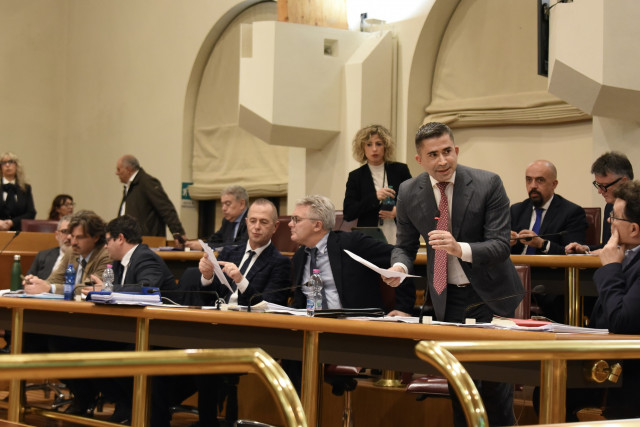 I consiglieri regionali del Partito democratico durante una seduta del Consiglio regionale d’Abruzzo. In primo piano, il capogruppo Silvio Paolucci.