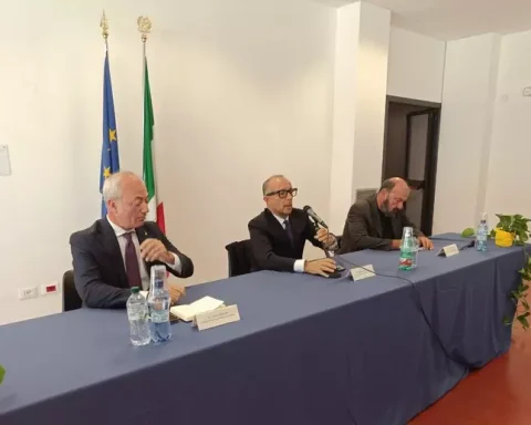 Il sottosegretario alla Giustizia Andrea Ostellari durante la cerimonia di intitolazione dell’Istituto penale per i minorenni dell’Aquila a San Francesco d’Assisi. Presenti anche Antonio Sangermano e Davide Rondoni