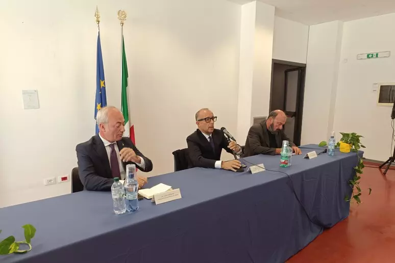 Il sottosegretario alla Giustizia Andrea Ostellari durante la cerimonia di intitolazione dell’Istituto penale per i minorenni dell’Aquila a San Francesco d’Assisi. Presenti anche Antonio Sangermano e Davide Rondoni