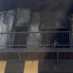 Balconi e finestre anneriti dalle fiamme nella palazzina del Progetto Case di Bazzano, devastata da un nuovo incendio nella notte.