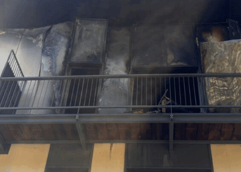 Balconi e finestre anneriti dalle fiamme nella palazzina del Progetto Case di Bazzano, devastata da un nuovo incendio nella notte.
