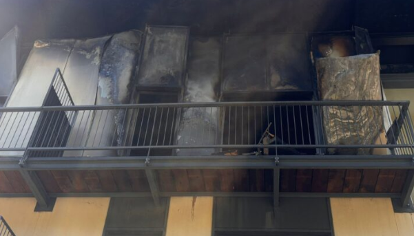 Balconi e finestre anneriti dalle fiamme nella palazzina del Progetto Case di Bazzano, devastata da un nuovo incendio nella notte.