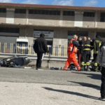 I soccorsi sul luogo dell’incidente avvenuto lungo la Statale 5 Tiburtina Valeria, nella zona commerciale di Cappelle dei Marsi. Nello scontro tra uno scooter e un’auto ha perso la vita un uomo di 64 anni.