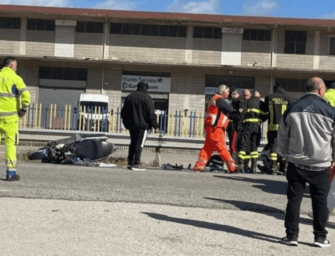 I soccorsi sul luogo dell’incidente avvenuto lungo la Statale 5 Tiburtina Valeria, nella zona commerciale di Cappelle dei Marsi. Nello scontro tra uno scooter e un’auto ha perso la vita un uomo di 64 anni.