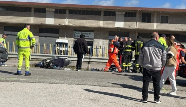 I soccorsi sul luogo dell’incidente avvenuto lungo la Statale 5 Tiburtina Valeria, nella zona commerciale di Cappelle dei Marsi. Nello scontro tra uno scooter e un’auto ha perso la vita un uomo di 64 anni.