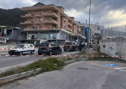 Strada transennata dalle forze dell’ordine nella zona di pettino, all'altezza del cinema Movieplex, dove è avvenuto lo schianto. Sul posto presenti mezzi e agenti impegnati nei rilievi