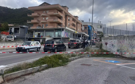 Strada transennata dalle forze dell’ordine nella zona di pettino, all'altezza del cinema Movieplex, dove è avvenuto lo schianto. Sul posto presenti mezzi e agenti impegnati nei rilievi
