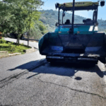 Operai e mezzi al lavoro lungo una delle strade provinciali della Piana del Cavaliere, nell’ambito del piano di manutenzione promosso dalla Provincia dell’Aquila