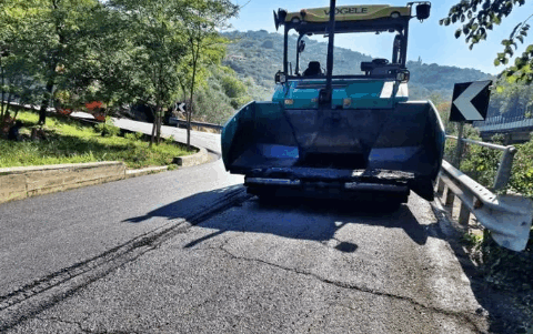 Operai e mezzi al lavoro lungo una delle strade provinciali della Piana del Cavaliere, nell’ambito del piano di manutenzione promosso dalla Provincia dell’Aquila