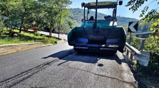 Operai e mezzi al lavoro lungo una delle strade provinciali della Piana del Cavaliere, nell’ambito del piano di manutenzione promosso dalla Provincia dell’Aquila