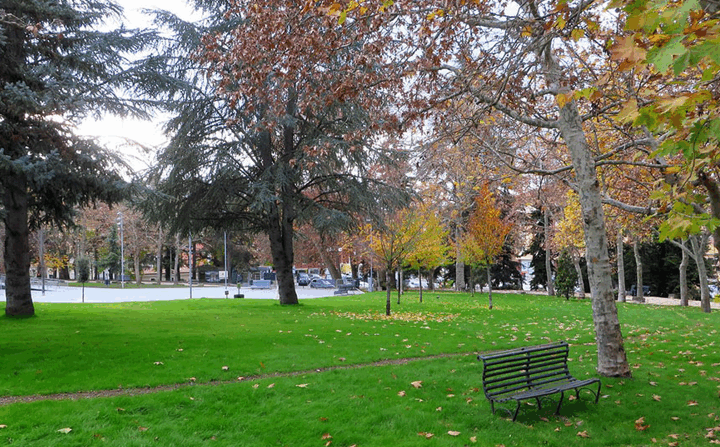 Uno scorcio di un’area verde all’Aquila, tra gli aspetti positivi rilevati dal rapporto “Ecosistema urbano 2025” di Legambiente.