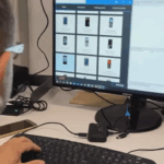 Un investigatore analizza i contenuti digitali su un computer nell’ambito dell’inchiesta di Sulmona sulla diffusione dei video legati alla violenza su una 12enne