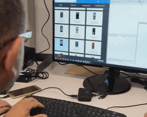 Un investigatore analizza i contenuti digitali su un computer nell’ambito dell’inchiesta di Sulmona sulla diffusione dei video legati alla violenza su una 12enne