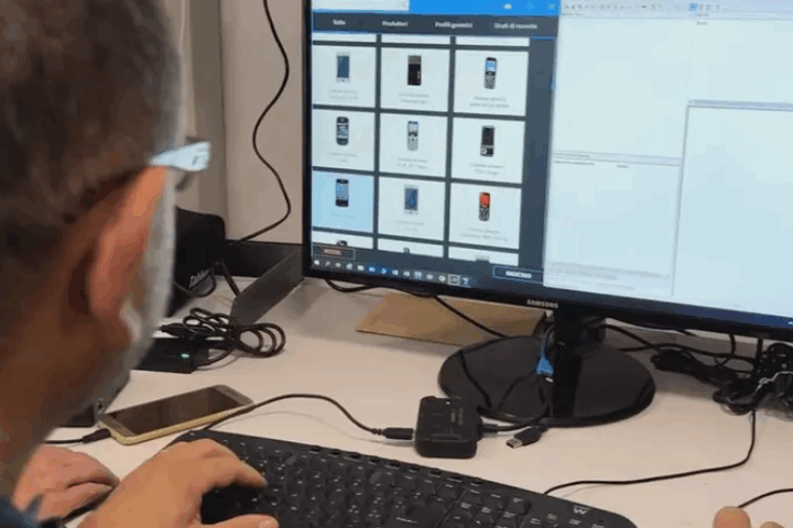 Un investigatore analizza i contenuti digitali su un computer nell’ambito dell’inchiesta di Sulmona sulla diffusione dei video legati alla violenza su una 12enne