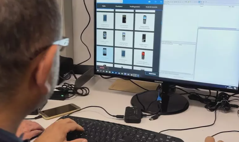 Un investigatore analizza i contenuti digitali su un computer nell’ambito dell’inchiesta di Sulmona sulla diffusione dei video legati alla violenza su una 12enne