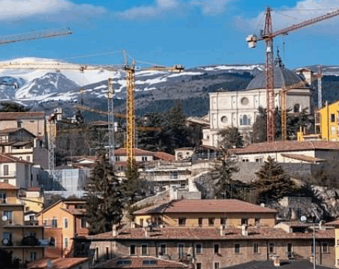 Veduta dell’Aquila con le gru dei cantieri della ricostruzione post sisma, simbolo della ripartenza del capoluogo e delle sue frazioni