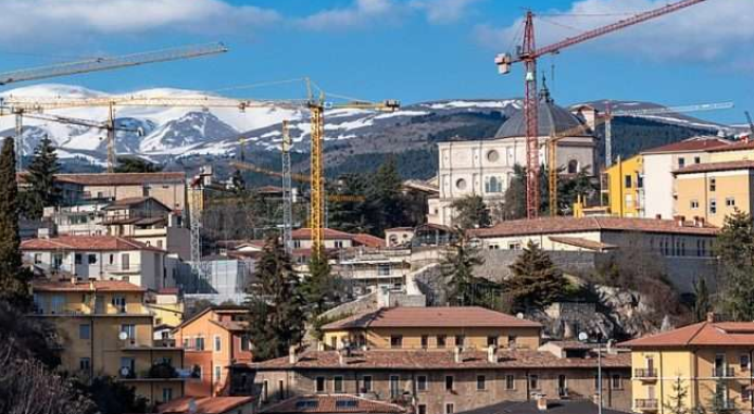 Veduta dell’Aquila con le gru dei cantieri della ricostruzione post sisma, simbolo della ripartenza del capoluogo e delle sue frazioni