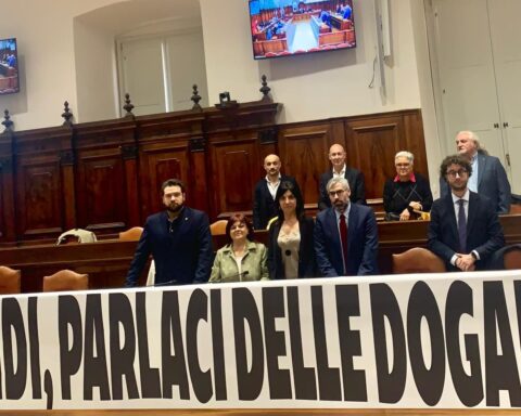 Le opposizioni in Consiglio comunale all’Aquila protestano per il futuro dell’Agenzia delle Dogane