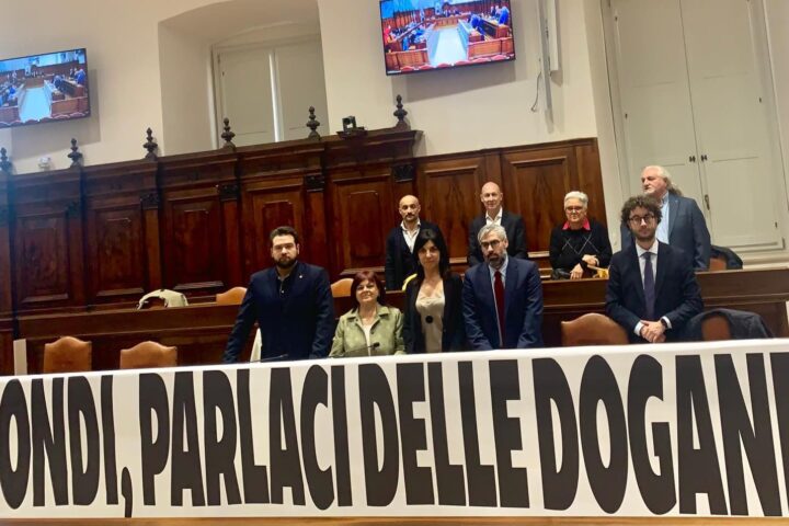 Le opposizioni in Consiglio comunale all’Aquila protestano per il futuro dell’Agenzia delle Dogane