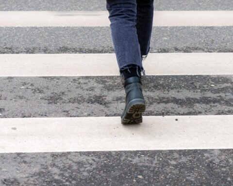 La Polizia Locale di Teramo ha ricostruito l’incidente e denunciato la donna per omissione di soccorso e lesioni personali. Il plauso del Sindaco D'Alberto