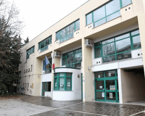 Liceo Marconi di Pescara evacuato per lancio sostanza urticante