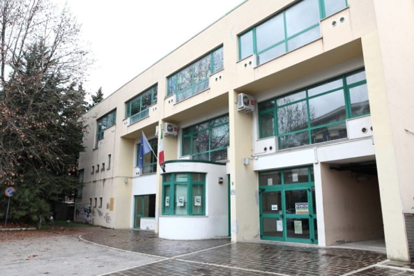 Liceo Marconi di Pescara evacuato per lancio sostanza urticante