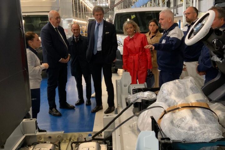 Marsilio in visita allo stabilimento Stellantis di Atessa incontra i vertici dell'azienda