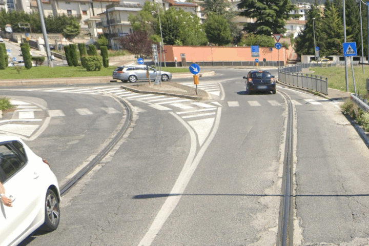 Al via la rimozione delle rotaie della metro di superficie all’Aquila