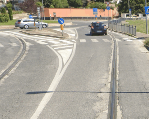 Al via la rimozione delle rotaie della metro di superficie all’Aquila