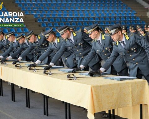 GDF SCUOLA ISPETTORI E SOVRINTENDENTI: CERIMONIA DI GIURAMENTO INDIVIDUALE DI FEDELTA' ALLA REPUBBLICA DEI MARESCIALLI DEL 94° CORSO "DODECANNESO".