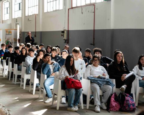Gli studenti del Liceo Volta di Ortona nella sede della TUA di Lanciano
