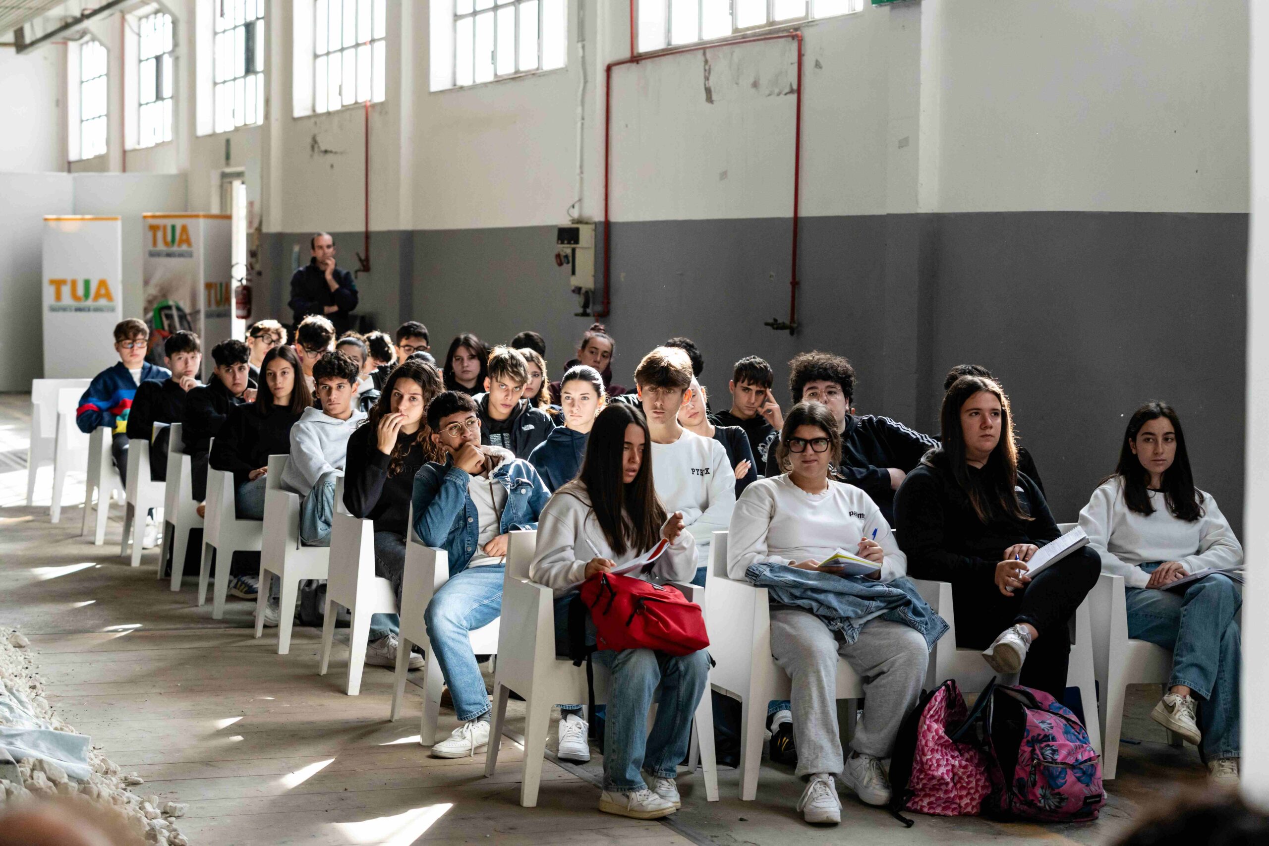 Gli studenti del Liceo Volta di Ortona nella sede della TUA di Lanciano