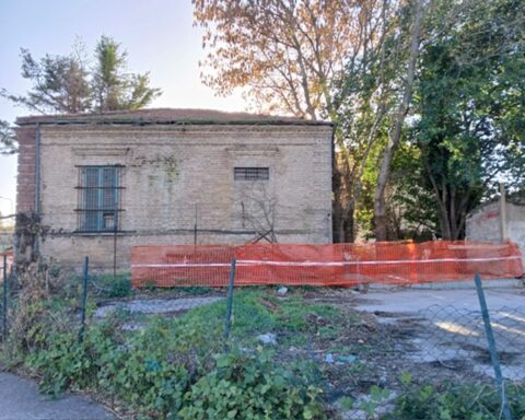 edificio abbandonato in via Aterno dopo bonifica, sgombero e sfalcio