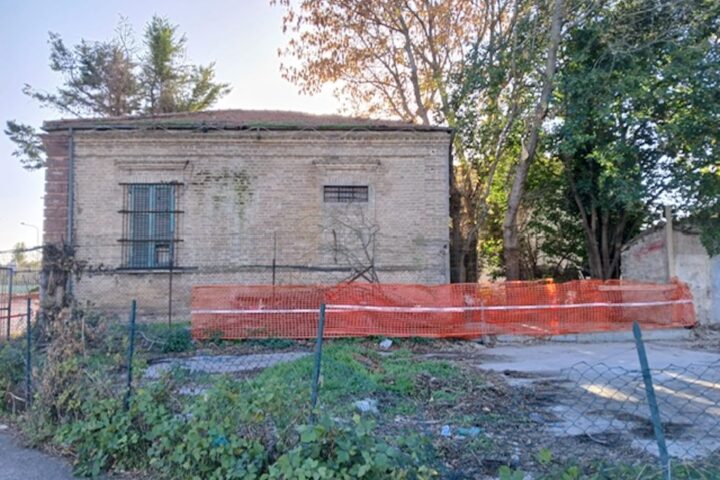 edificio abbandonato in via Aterno dopo bonifica, sgombero e sfalcio
