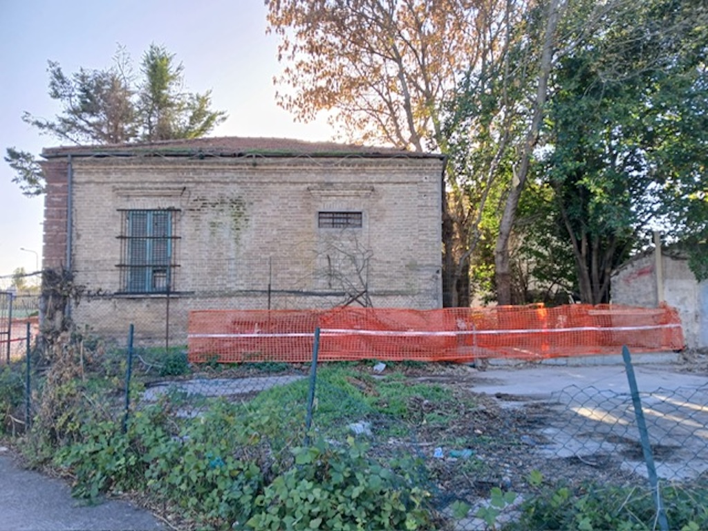 edificio abbandonato in via Aterno dopo bonifica, sgombero e sfalcio