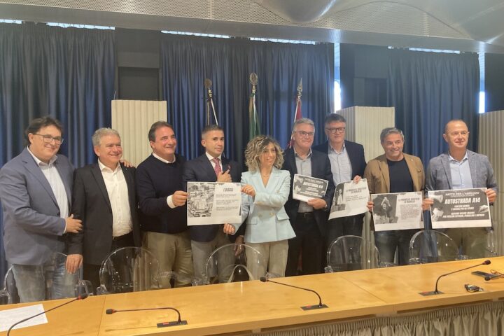 i consiglieri del patto per l'Abruzzo in una conferenza sull'autostrada a 14