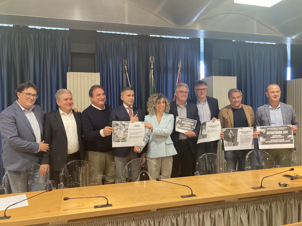 i consiglieri del patto per l'Abruzzo in una conferenza sull'autostrada a 14