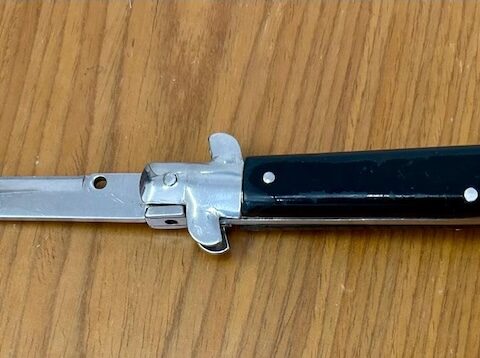 coltello a scatto sequestrato dalla polizia di pescara