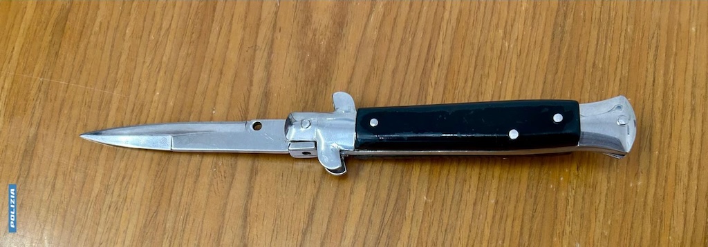 coltello a scatto sequestrato dalla polizia di pescara