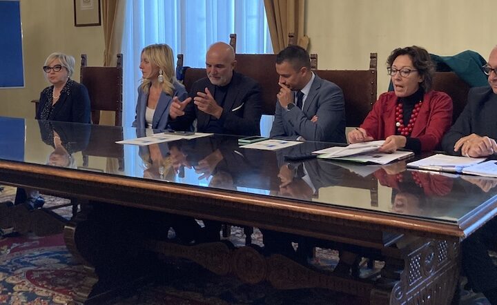 conferenza stampa sul servizio di mensa scolastica a pescara
