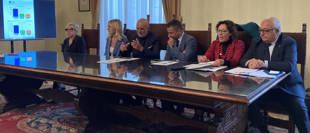 conferenza stampa sul servizio di mensa scolastica a pescara