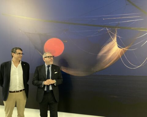 "Fishing for the Moon" esposta all’Aeroporto d’Abruzzo: la foto premiata dalla NASA diventa simbolo regionale